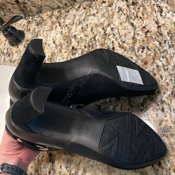 New without tags- Suede Boots size 7.5 - Picture 3 of 4